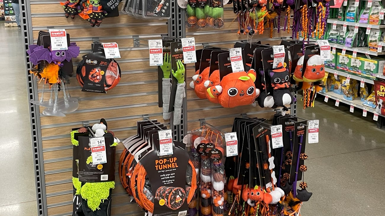 PetSmart 'Scary Tails' Aisle Display