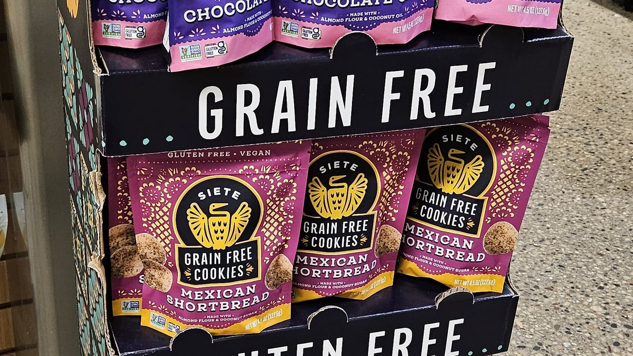 Siete 'Abuela Approved' Floorstand