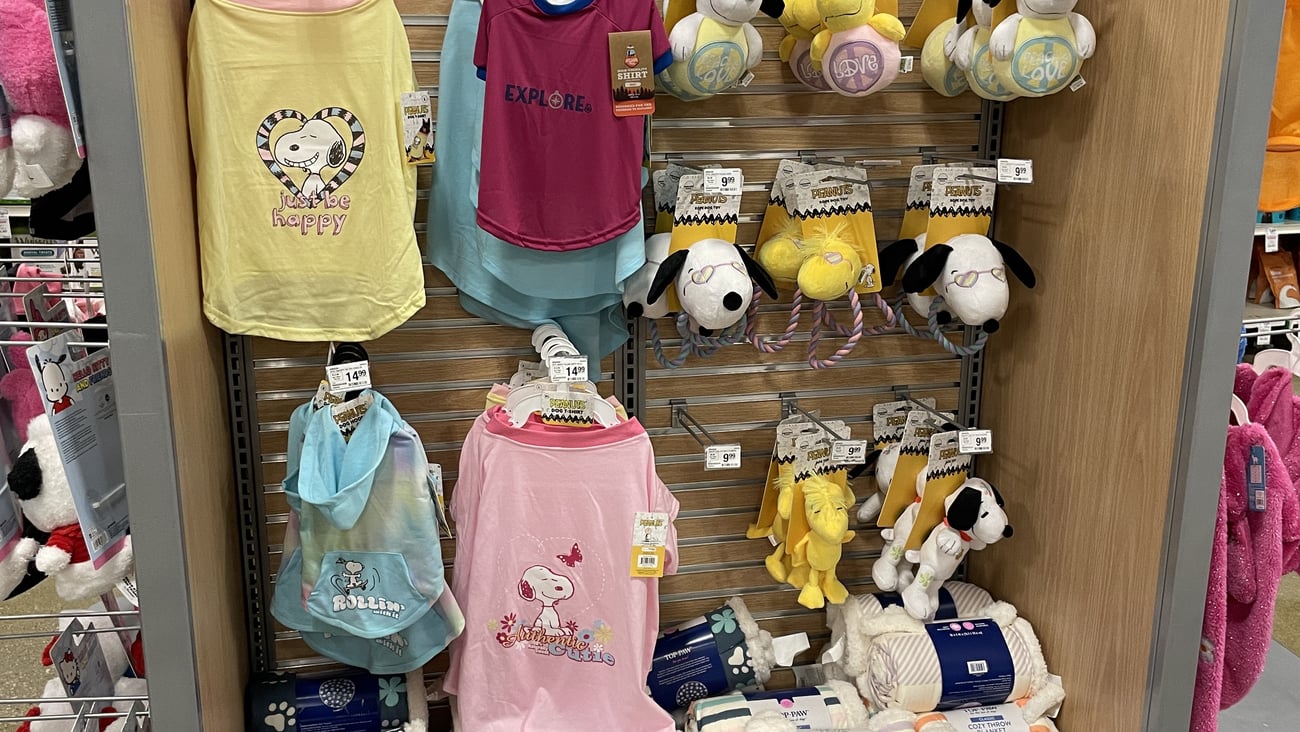 PetSmart Peanuts Gondola