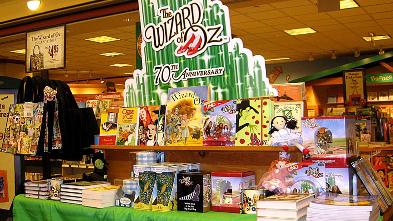 Barnes & Noble 'Wizard of Oz' Table Display