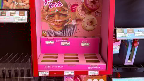 In-Line cosmetics display