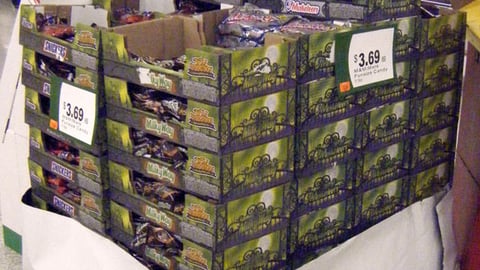 Mars 'Halloween Million' Pallet Display