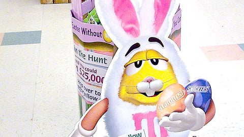 M&M's 'Hunt for Yellow' Sweeps Display