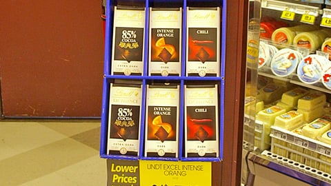 Lindt 'Simple Indulgence' Sweeps Shipper