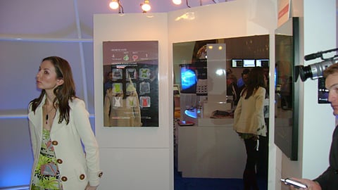 Social Retailing Interactive Mirror System
