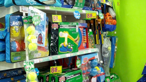 Toys "R" Us Stats In-Line Display