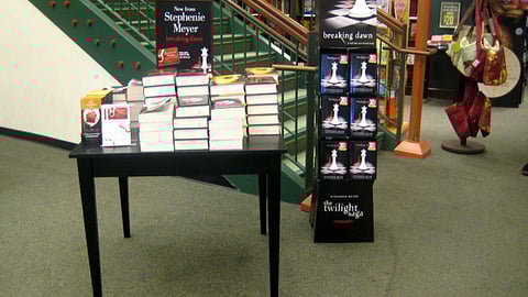 Barnes & Noble 'Breaking Dawn' Display