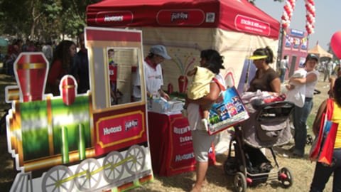 Huggies 'Tren de Vida' Whistle-Stop Event