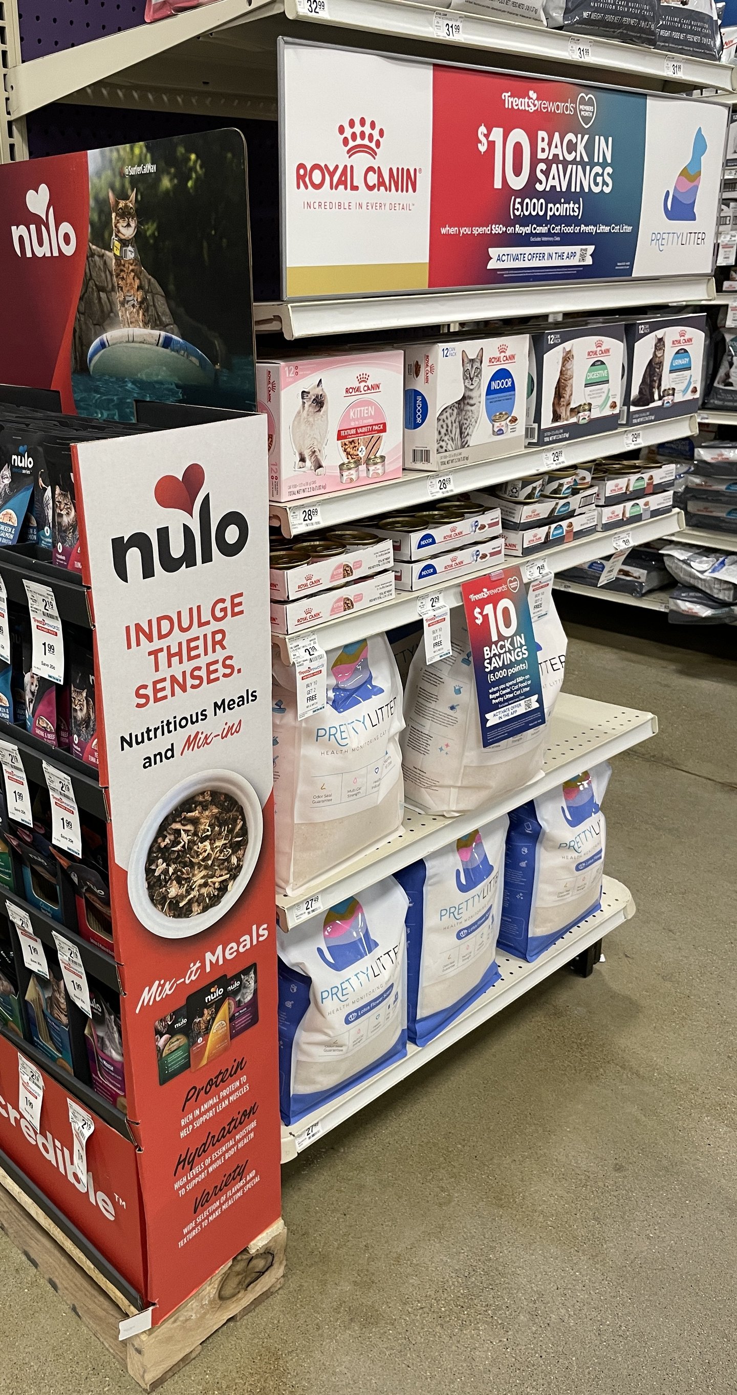 PetSmart 'Treats Rewards Members Month' Endcap