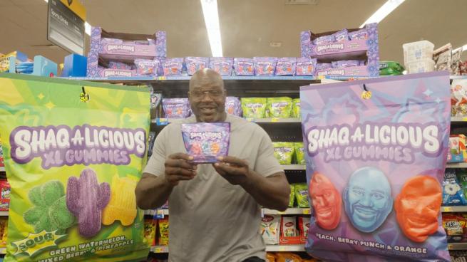 shaqstorevisit_1.jpg?VersionId